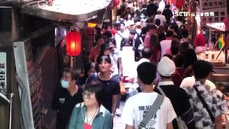 九份老街人潮爆！騎士狂按喇叭硬要過