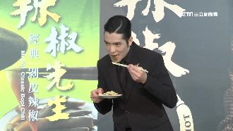 蕭敬騰進軍乾拌麵！突辣到胃痛衝下台