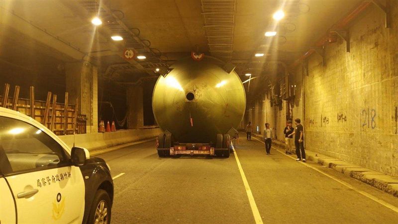 曳引車糗卡隧道！吞罰單外恐賠數百萬