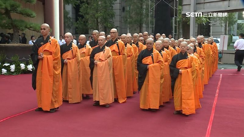 108法師圍繞！少年董送父最後一程