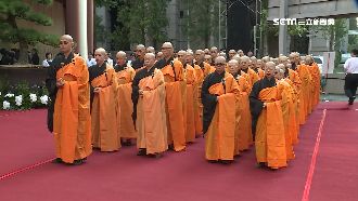 108法師圍繞！少年董送父最後一程