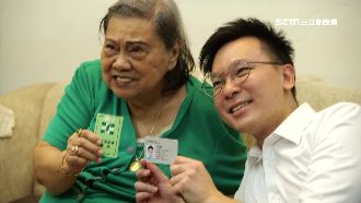 獨／林飛帆親邀！資深黨員秀泛黃黨證