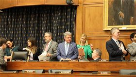 ★美眾院外委會通過香港法案 授權政府制裁侵權者美國聯邦眾議院外交委員會25日審議「香港人權與民主法案」，與會議員以口頭表決方式一致通過法案。委員會共和黨首席議員麥考爾（左5）表示，美國與香港人站在一起，並會永遠支持他們。中央社記者徐薇婷華盛頓攝 108年9月26日