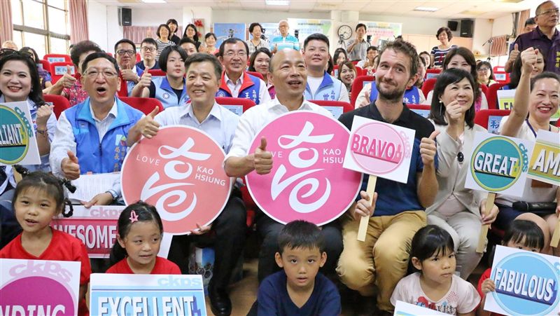 韓視察雙語教育　議員要學童喊總統好