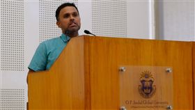 金德爾大學國際事務學院院長介紹田中光與台灣印度金德爾大學國際事務學院院長邱里雅25日邀駐印度代表田中光向學生發表演說。中央社記者康世人哈雅納省攝  108年9月25日