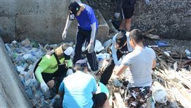 澎湖縣,賴峰偉,海廢清理,淨灘,讚許(圖/澎湖縣政府提供)中央社