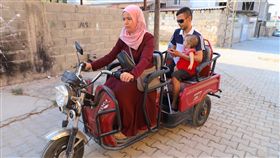 敘利亞衝突與牧羊人哈拉夫（3）棲身土耳其的敘利亞難民哈拉夫（戴墨鏡者）與妻子朱哈達（駕車者）、女兒法拉22日外出。非政府組織提供失明的哈拉夫電動三輪車，由朱哈達駕駛。中央社記者何宏儒雷伊漢勒巿攝　108年9月25日
