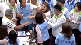 高雄市議會議員打架
圖直播畫面