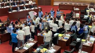 快訊／綠營遞辭職書遭擋　女議員開打