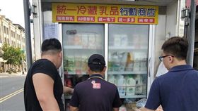 路上巧遇超方便「行動超商」！萬名網友推爆：省錢還送贈品（圖／翻攝自爆廢公社）