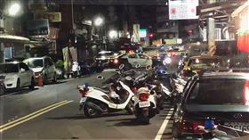 新北三重傳警匪槍戰！歹徒朝警開槍　躲藏公寓對峙中
圖翻攝畫面