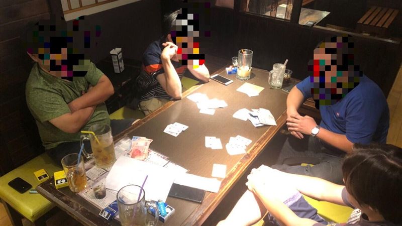 紅茶店兼賭場　警逮9人扣11萬賭資