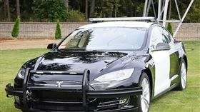 開特斯拉追車！警飆高速後崩潰喊「沒電了」　嫌犯加速逃逸（圖／翻攝自每日郵報）