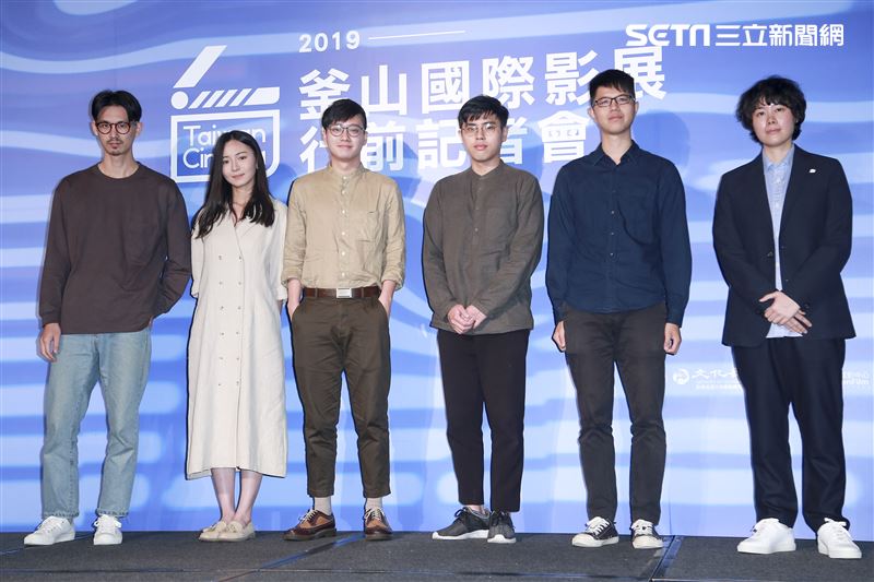 韓國釜山影展行前記者會《漣漪》導演許瑞洋、製片溫蓮忻、攝影鄧偉毅、演員嚴博瀚、單允家與《幽魂之境》導演羅晨文。（圖／記者林士傑攝影）
