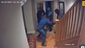 家被闖入！超狂屋主為護妻1打4…蒙面歹徒被狂毆狼狽落跑（圖／翻攝自英國太陽報）