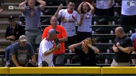 ▲兩個球迷搶接全壘打，結果球進手套又掉回場內。（圖／翻攝自MLB官網）