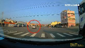 騎士路口遭汽車撞飛　雙方竟都闖紅燈