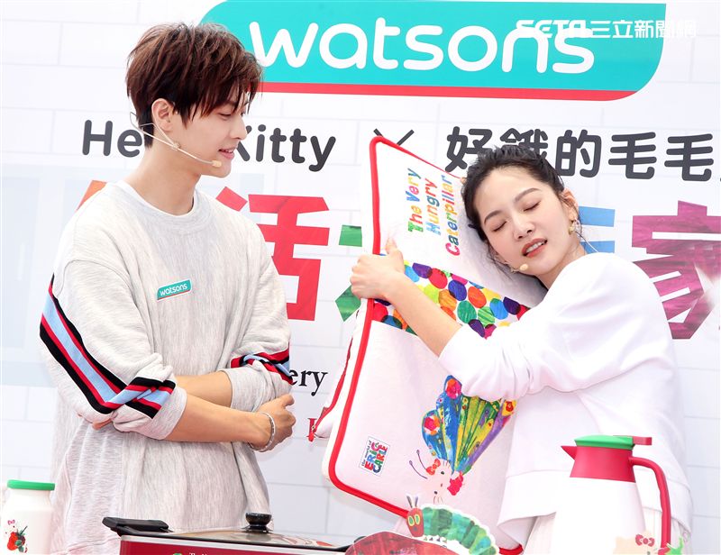 邱勝翊(王子)曾之喬介紹家居商品。（記者邱榮吉/攝影）