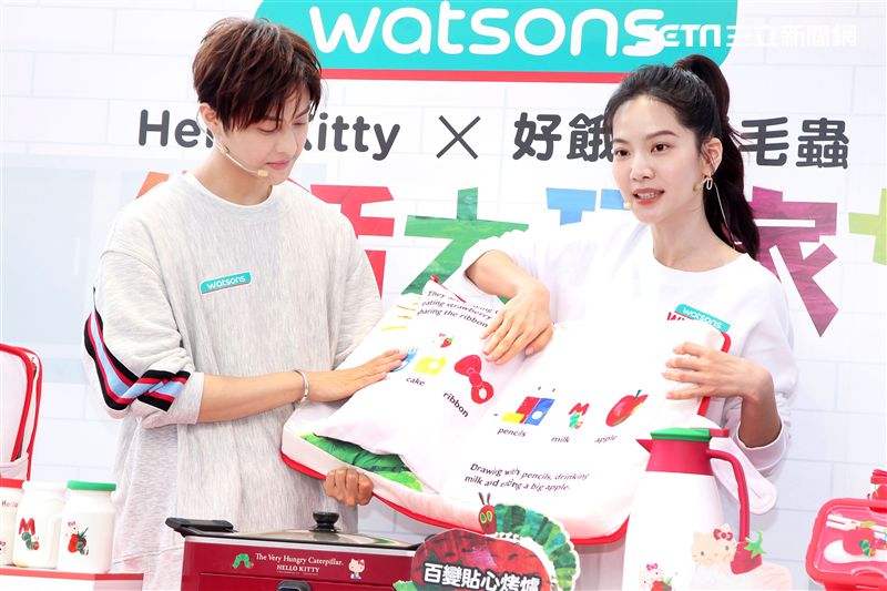 邱勝翊(王子)曾之喬介紹家居商品。（記者邱榮吉/攝影）