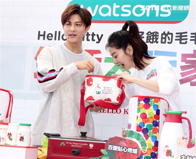 邱勝翊(王子)曾之喬介紹家居商品。（記者邱榮吉/攝影）