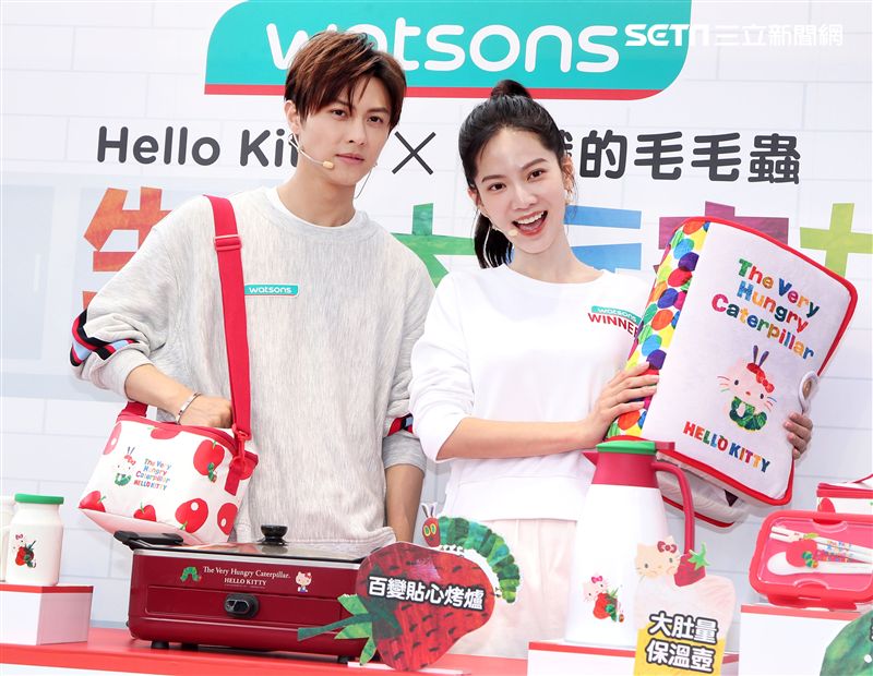 邱勝翊(王子)曾之喬介紹家居商品。（記者邱榮吉/攝影）