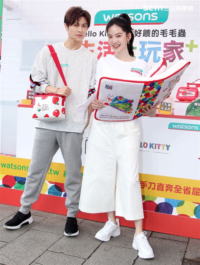 邱勝翊(王子)曾之喬介紹家居商品。（記者邱榮吉/攝影）