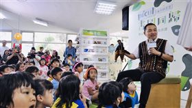 新北市長侯友宜前往泰山故事書屋化身故事爸爸。（圖／泰山故事書屋提供）