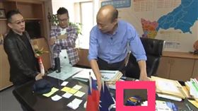 ▲《Wecare高雄》截圖韓國瑜去年拍影片時，桌上大方擺菸盒（圖／翻攝YouTube）