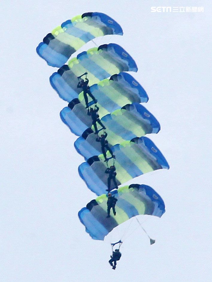 陸軍神龍小組睽違九年重現六人疊傘展現精湛操傘技術。（記者邱榮吉/攝影）