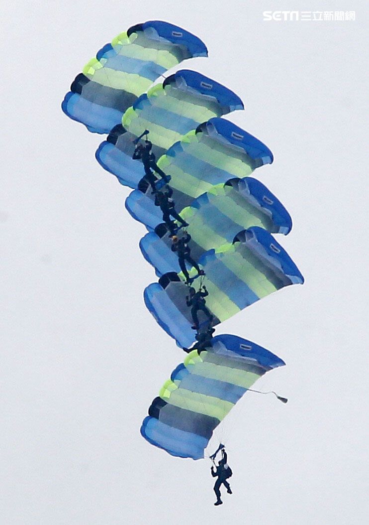 陸軍神龍小組睽違九年重現六人疊傘展現精湛操傘技術。（記者邱榮吉/攝影）