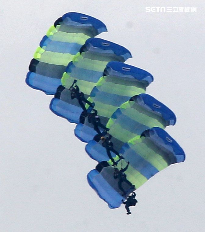 陸軍神龍小組睽違九年重現六人疊傘展現精湛操傘技術。（記者邱榮吉/攝影）