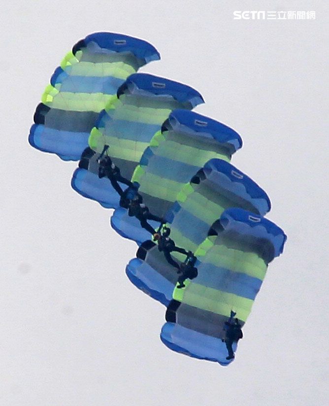 陸軍神龍小組睽違九年重現六人疊傘展現精湛操傘技術。（記者邱榮吉/攝影）