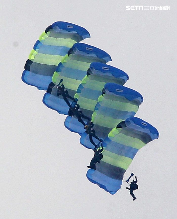 陸軍神龍小組睽違九年重現六人疊傘展現精湛操傘技術。（記者邱榮吉/攝影）