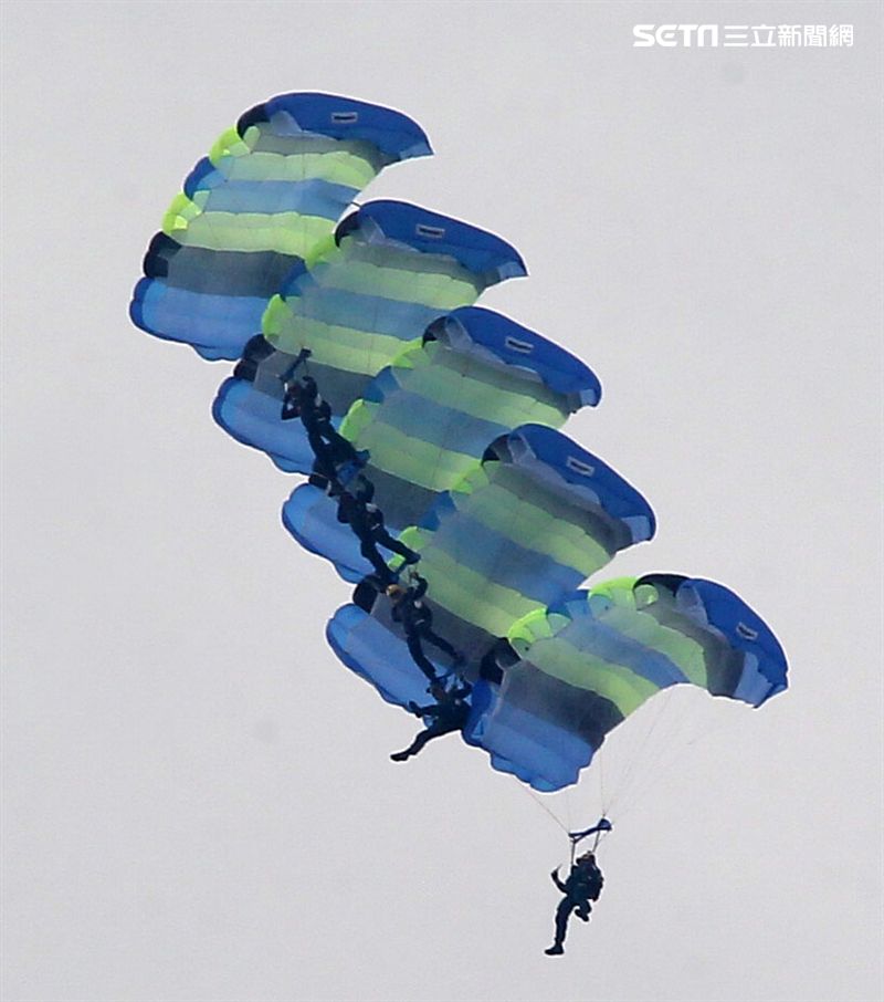 陸軍神龍小組睽違九年重現六人疊傘展現精湛操傘技術。（記者邱榮吉/攝影）