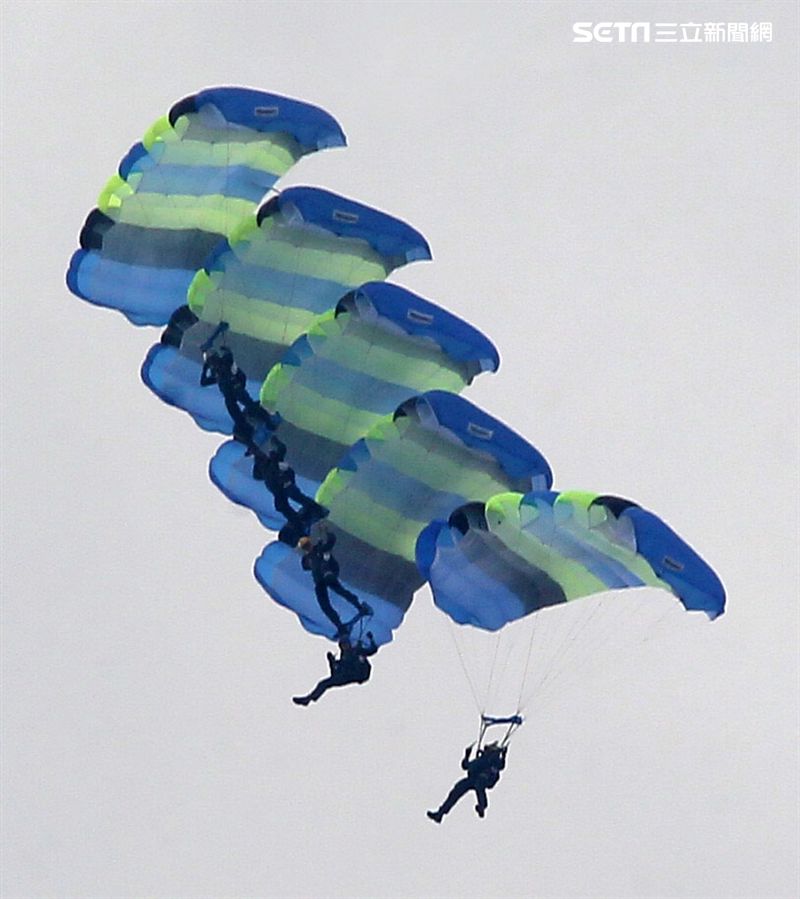 陸軍神龍小組睽違九年重現六人疊傘展現精湛操傘技術。（記者邱榮吉/攝影）