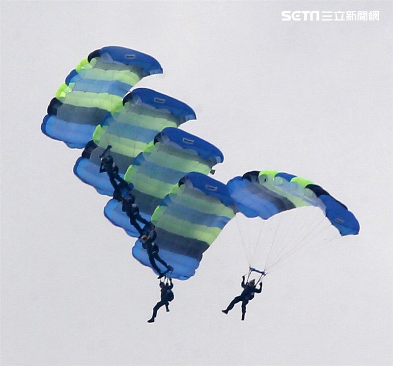 陸軍神龍小組睽違九年重現六人疊傘展現精湛操傘技術。（記者邱榮吉/攝影）