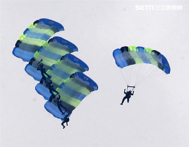 陸軍神龍小組睽違九年重現六人疊傘展現精湛操傘技術。（記者邱榮吉/攝影）