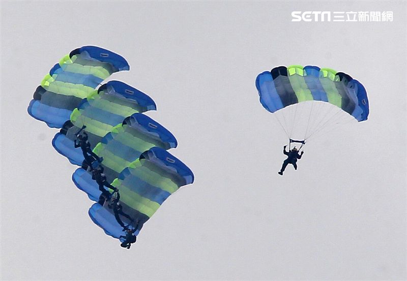陸軍神龍小組睽違九年重現六人疊傘展現精湛操傘技術。（記者邱榮吉/攝影）