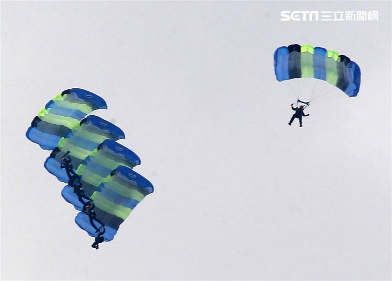 陸軍神龍小組睽違九年重現六人疊傘展現精湛操傘技術。（記者邱榮吉/攝影）