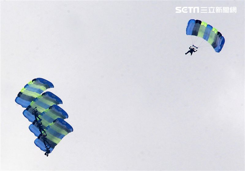陸軍神龍小組睽違九年重現六人疊傘展現精湛操傘技術。（記者邱榮吉/攝影）