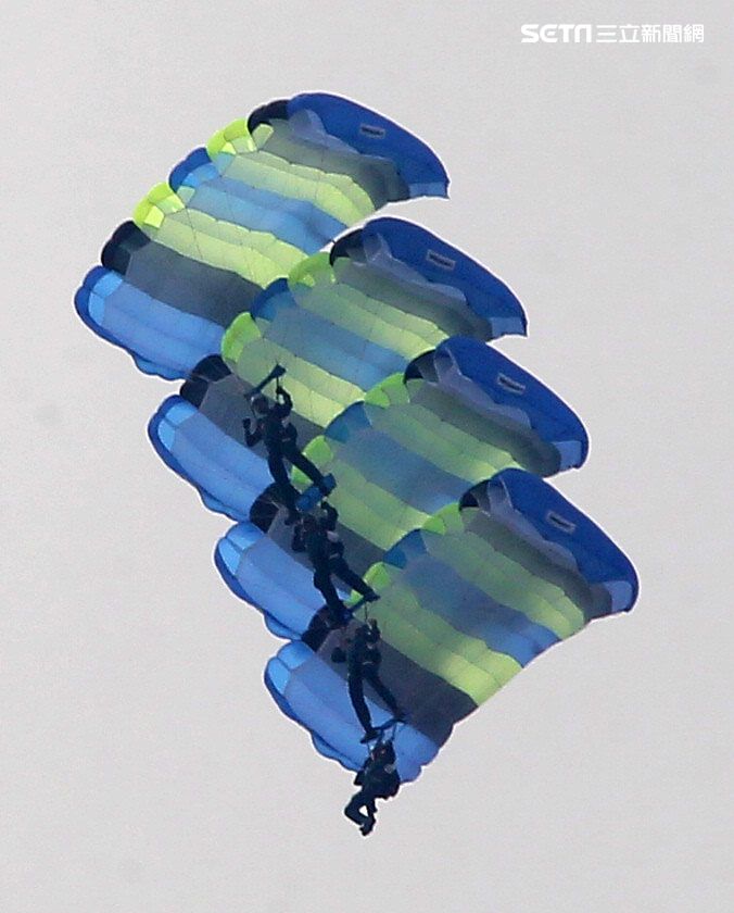 陸軍神龍小組睽違九年重現六人疊傘展現精湛操傘技術。（記者邱榮吉/攝影）