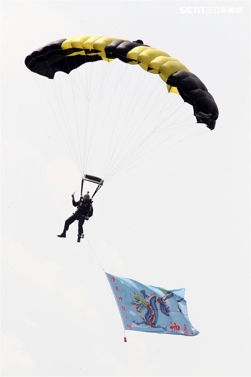 陸軍神龍小組睽違九年重現六人疊傘展現精湛操傘技術。（記者邱榮吉/攝影）