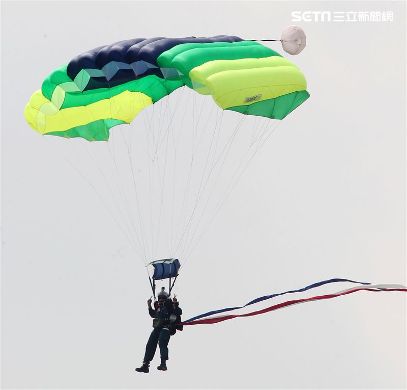 陸軍神龍小組睽違九年重現六人疊傘展現精湛操傘技術。（記者邱榮吉/攝影）