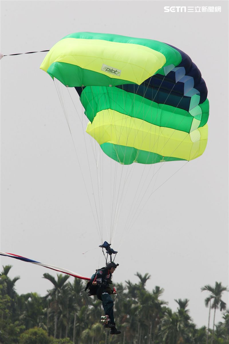 陸軍神龍小組睽違九年重現六人疊傘展現精湛操傘技術。（記者邱榮吉/攝影）