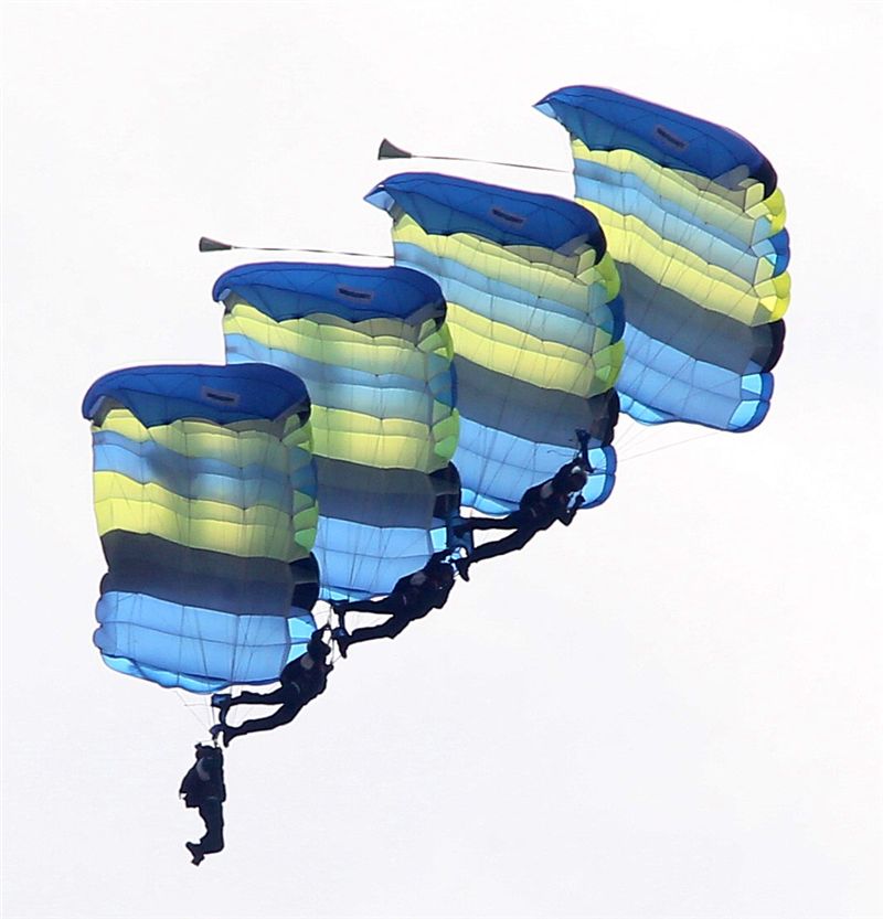 陸軍神龍小組睽違九年重現六人疊傘展現精湛操傘技術。（記者邱榮吉/攝影）