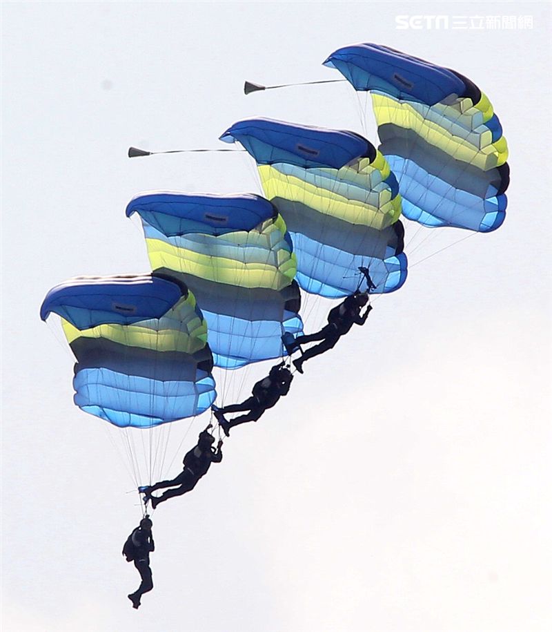 陸軍神龍小組睽違九年重現六人疊傘展現精湛操傘技術。（記者邱榮吉/攝影）