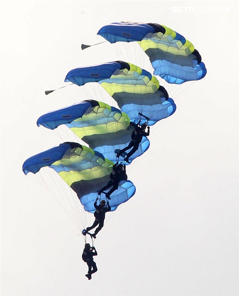 陸軍神龍小組睽違九年重現六人疊傘展現精湛操傘技術。（記者邱榮吉/攝影）