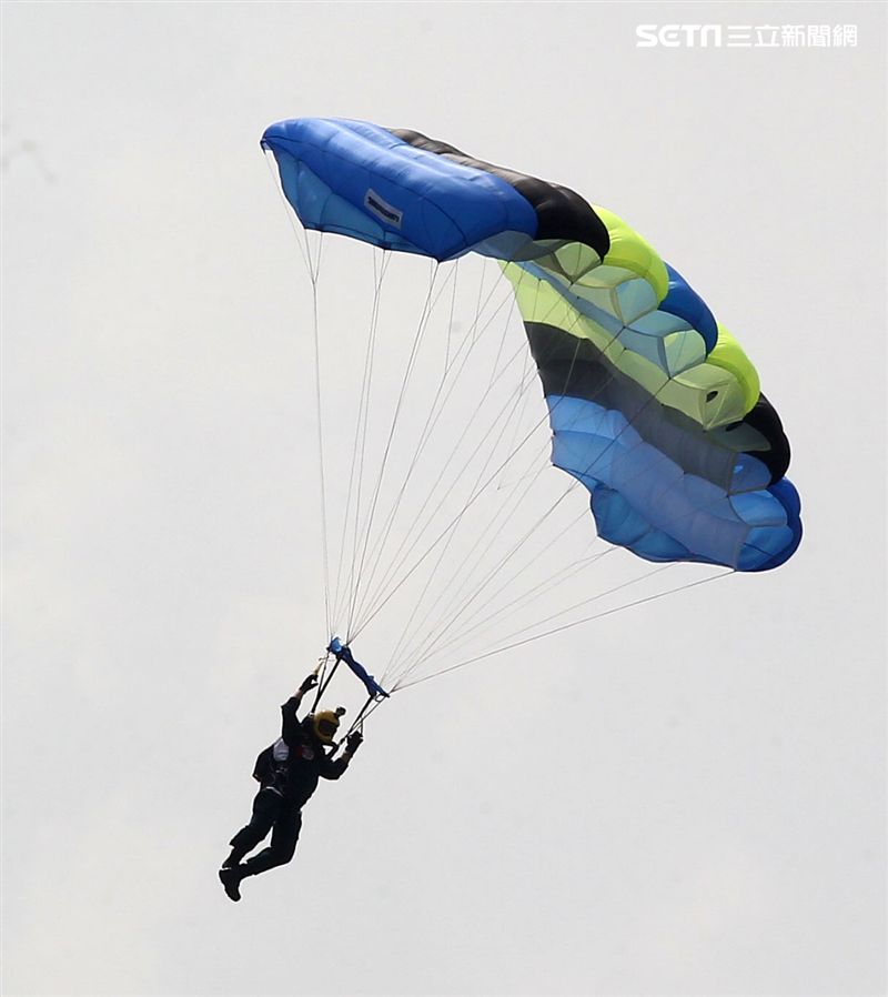 陸軍神龍小組睽違九年重現六人疊傘展現精湛操傘技術。（記者邱榮吉/攝影）