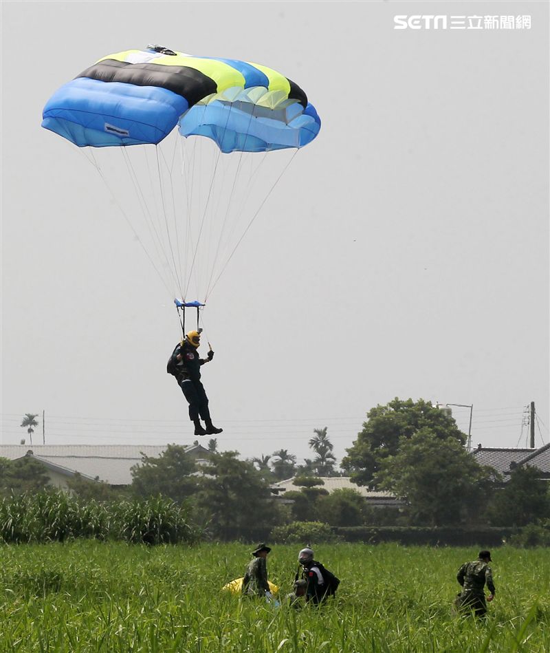 陸軍神龍小組睽違九年重現六人疊傘展現精湛操傘技術。（記者邱榮吉/攝影）