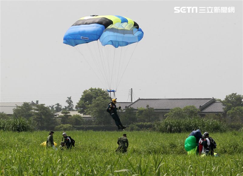 陸軍神龍小組睽違九年重現六人疊傘展現精湛操傘技術。（記者邱榮吉/攝影）